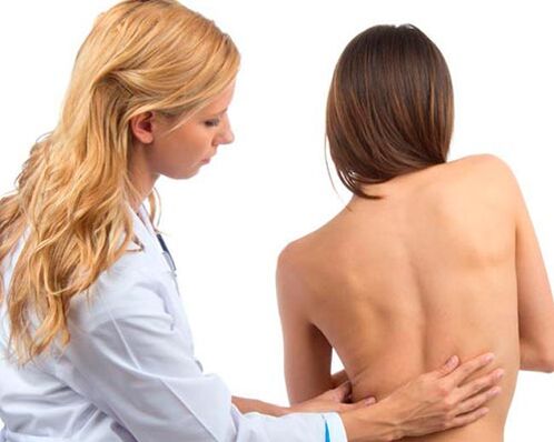 médico examina as costas em busca de dor lombar